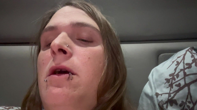 NerdyRegin: Osamělá trans truckerka sténá a má orgasmus a líže mrdku