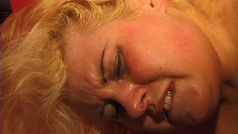 BANGORA RETRO CLUB: Busty Blonde MILF poddaje się intensywnej zabawie igłowej