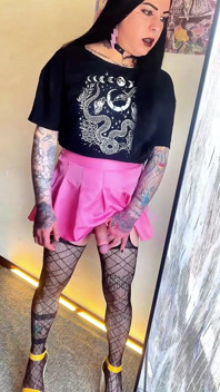 Roztomilá goth trans holka masturbuje a stříká v zrcadle