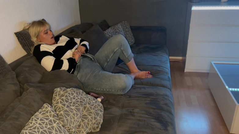 Bonieclydeerotik: 포르노를 보면서 자위 여러 오르가즘 소파에 젖은 만족스러운 운지법 나를 위한 솔로타임 시간