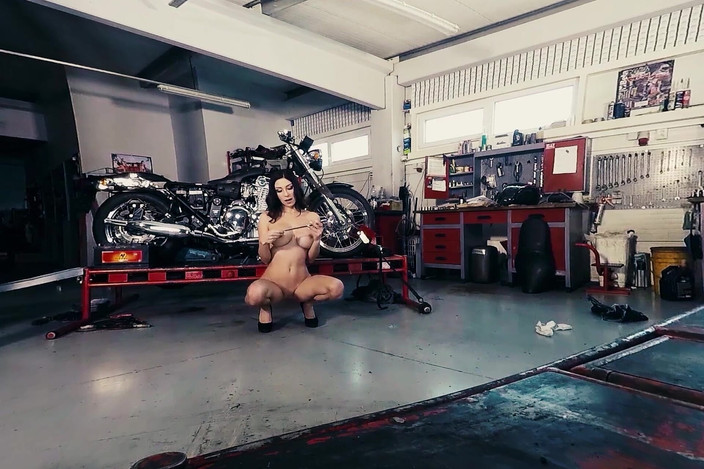 Bikes And Babes TV: 3dvr - 026 - Rachel Evans face striptease pe bicicletă