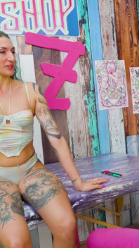 Awek alt dikongkek dubur semasa sesi tatu - blowjob selamba & memancut mani