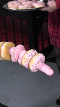 Dåliga dåliga MILFs tar donut dildo deepthroat utmaningen