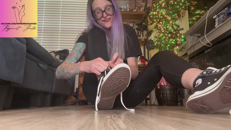 Peppermint Giantess: 67 dev 16 feet boyut 14 converse