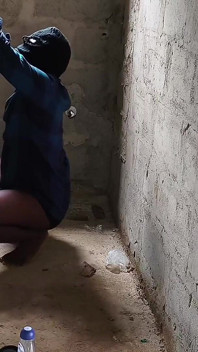 Sakso çektikten sonra tamamlanmamış bir binanın tuvaletinde zenci büyük wasit bussy'i sikiyor