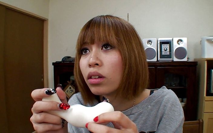 Masturbation Assist: 보지를 장난감으로 따먹는 보라색 란제리의 귀여운 일본 소녀들