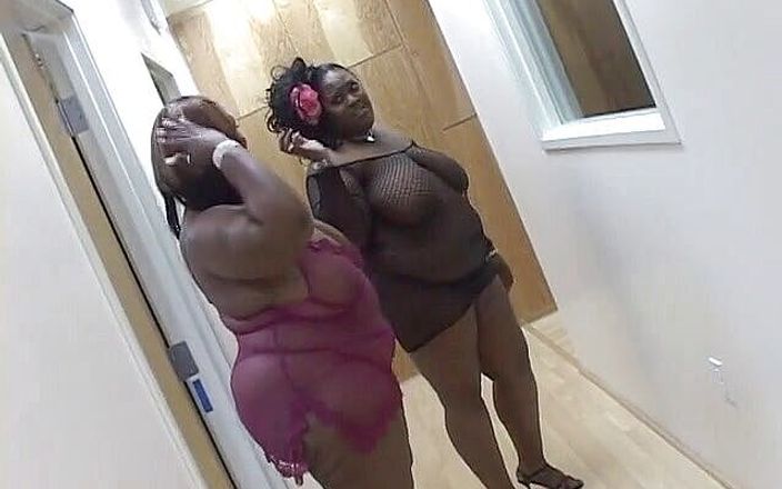 Best Butts: 黑人胖美女在一起吮吸白鸡巴后舔舐黑人胖美女的脸