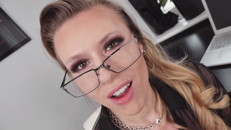 Michelle Moist: Geile büro-sekretärin masturbiert bei der arbeit