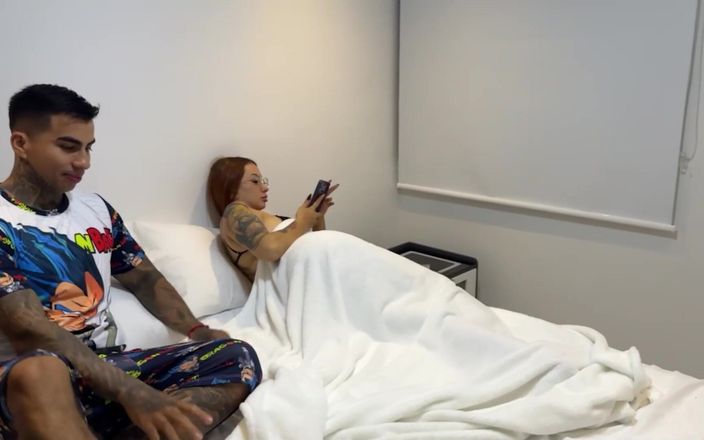 ChristianChauxx: 我的继母让我进入她的房间，但我变得饥渴并操她。