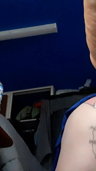 Sissy crossdresser med en tatuerad rövhål