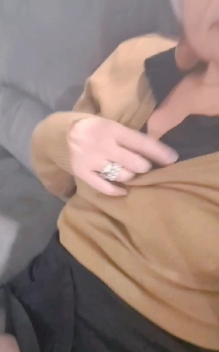 Sofy13: MILf zeigt sich - kurzes video