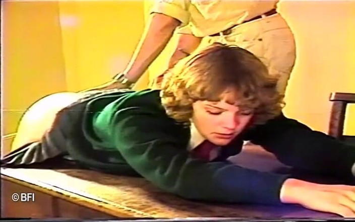 House of lords and mistresses in the spanking zone: Armes teenie-hottie wird in der klasse in den arsch versohlt
