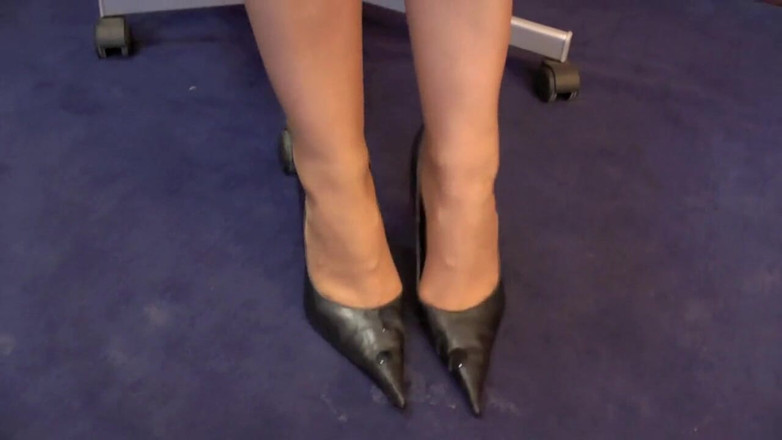 Nylonslut: Leg and heels job