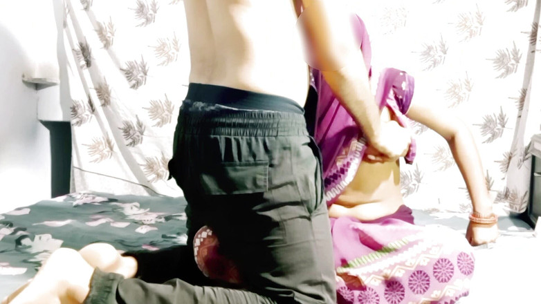 Rakul008: साड़ी में सेक्सी भाभी डॉगी स्टाइल में चूत चोद रही है