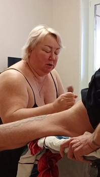 Po lodziku wypełniam usta mojej przyjaciółki spermą, a ona to zjada