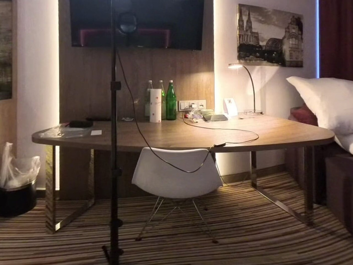 Sissy slut Chantal sweet VR: Sissy comel kecil berseronok di bilik hotel