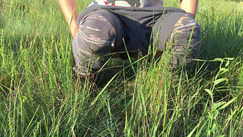 Risky Hairy Couple: Pisciare nell'erba in un prato