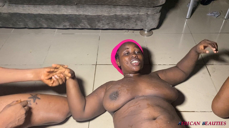 African Beauties: Spinat Bekommt Glücklich Spucke Und Pisse Von Ihren Freunden