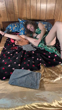 Mă joc cu noua ei jucărie sexuală și ejaculez în gura ei!