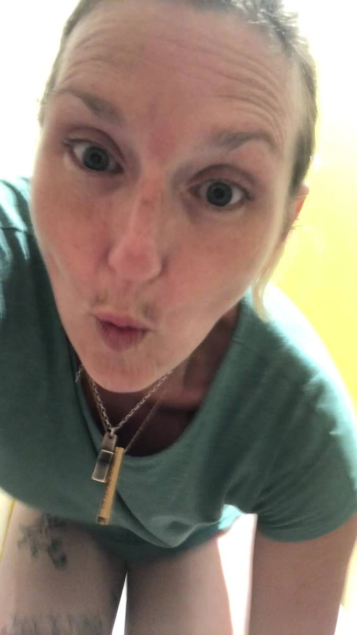 Pissing Paradise: Kencing Yang Sangat Cepat Dalam Perjalanan Pulang Dari Lapangan Terbang...