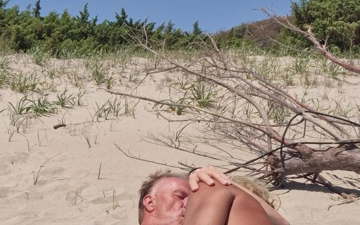 Gigi and David: ヌーディスト、ビーチ、ストリップチャット、セックスショー、ギンダブ、ニューハーフ、ガールフレンド、公開、出会い、モバイル、4K、20250519、P1
