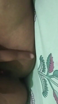 Chica India Dedeándose Y Incert Su Dedo Y Escupiendo