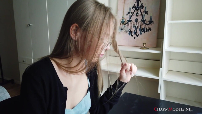 CharmModels: Secretară blondă sexy Luise cu un videoclip cu decolteu proeminent