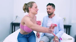 Lara和一个年轻人一起放松：她是我们这个时代最热辣的熟女之一！