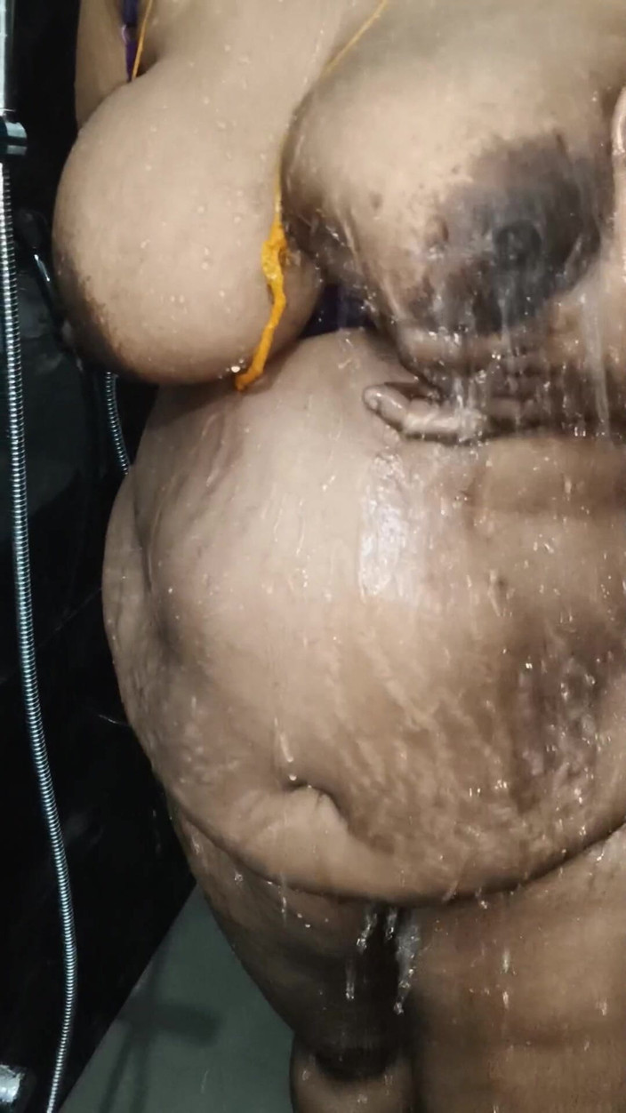 SneakyManner48: Moja przyrodnia brat brat żona kąpieli nago dostaję szansę po 4 miesiącu...