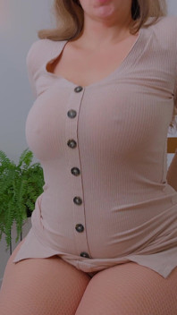Napalona milf w kabaretki pończochy Jeździ Dildo na krześle.