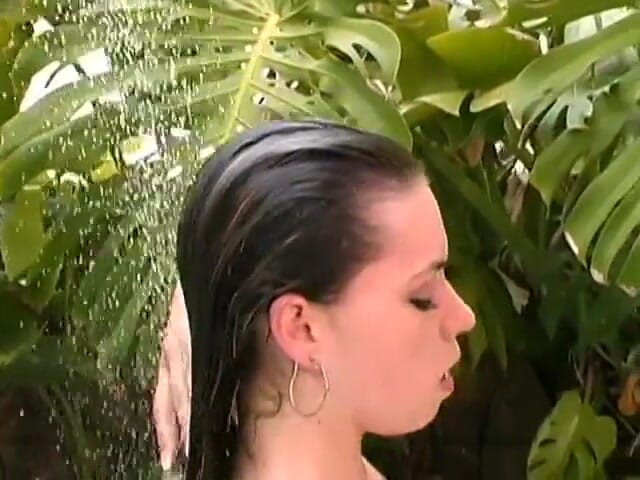 Anal seduction: Giovane bruna con tette piccole ottiene il cazzo di uno...
