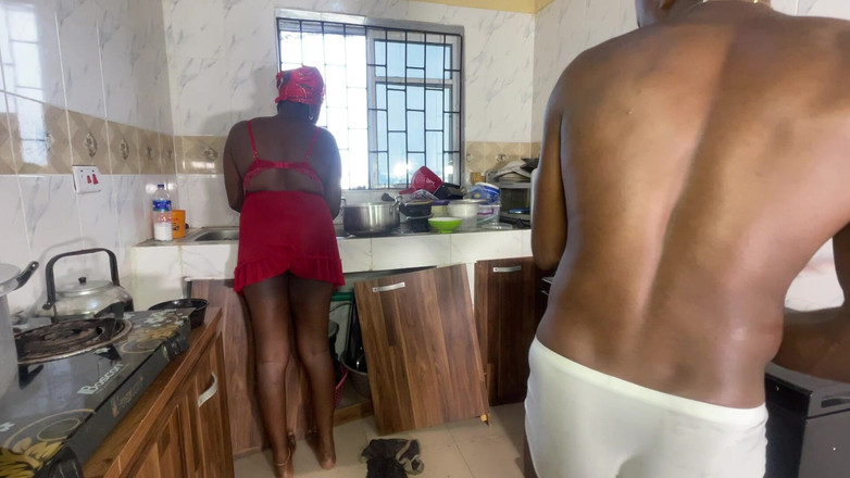 Creamyshuga: 彼はキッチンで義理の兄弟の妻とセックスした