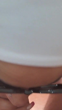 Sarışın MILF (Orta Yaşlı Kadin) sakso çekiyor ve güneş gözlüğüyle POV yutuyor