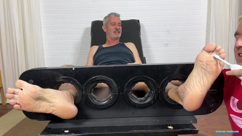 Ticklish Chubs: Olgun baba Brian gıdıklıyor!