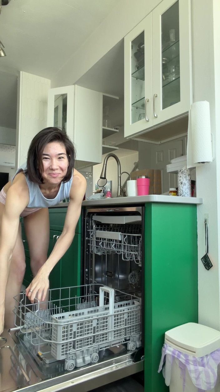 Ms_Emmy_Lynn: Ihre süße asiatische FREUNDIN entladen die Spülmaschine im höschen