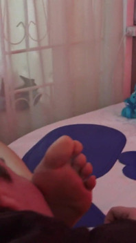 Tânărul cu picioarele vrea să-ți miroasă picioarele!