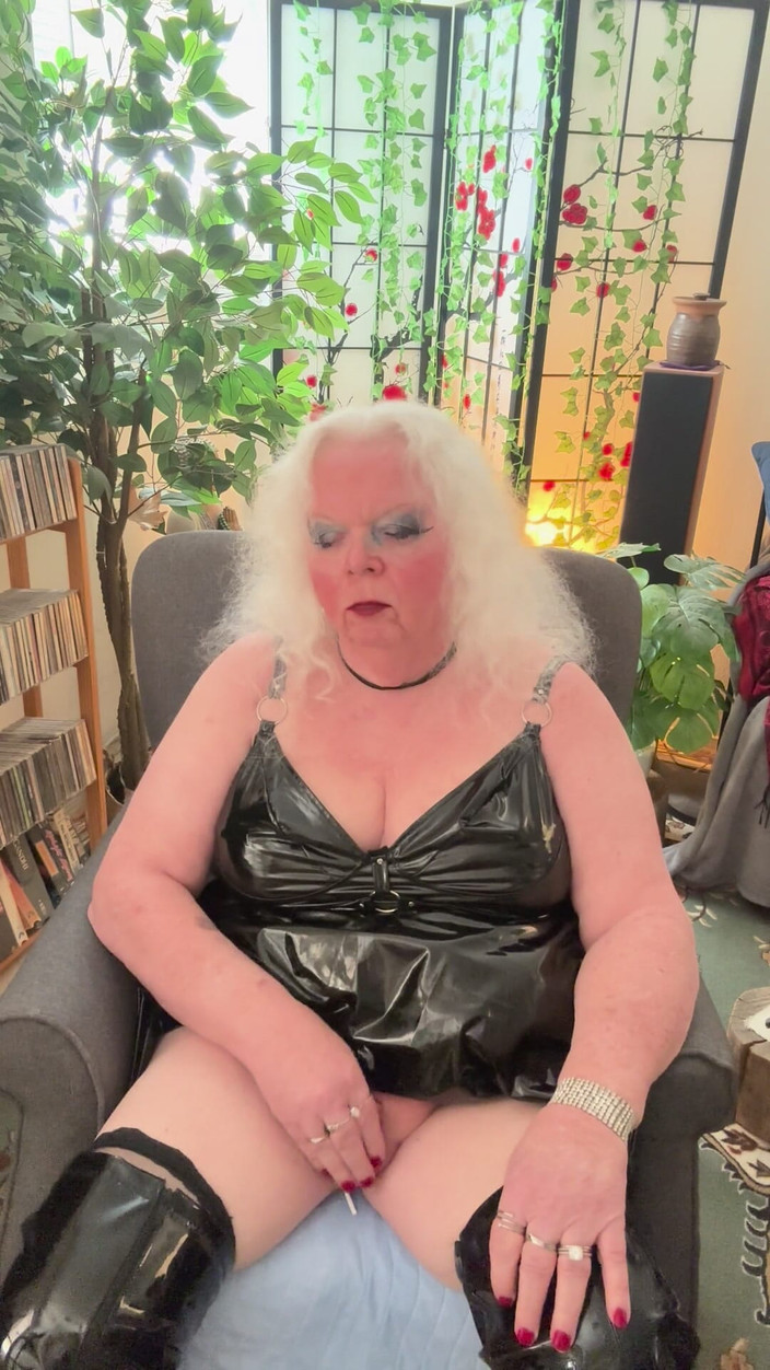 Constance: Curvă, Însumare, pișare, fumat