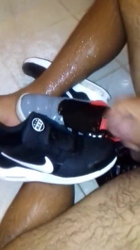 Я трахаю мои кроссовки в душе