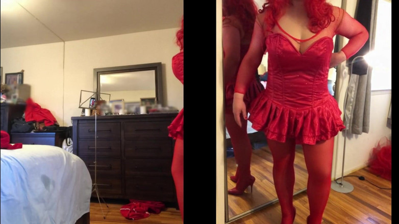 Deanna Doll: Deanna cd-pop stript, stopt dildo en schiet haar hete lading