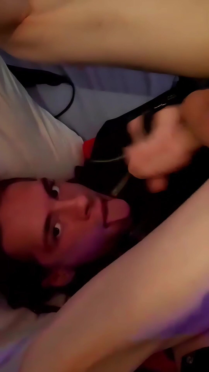 LoonaFemboy: Loona Travesti trans acarició una corrida en su cara y...