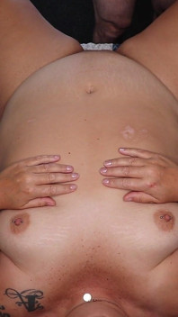 Esposa gostosa leva um enorme vibrador e depois é fodida