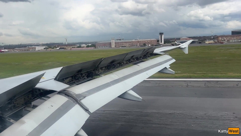 Katty West: 飛行機の中で点滅する公共のペニス - 女の子は私を2分で射精に連れて行ってくれました