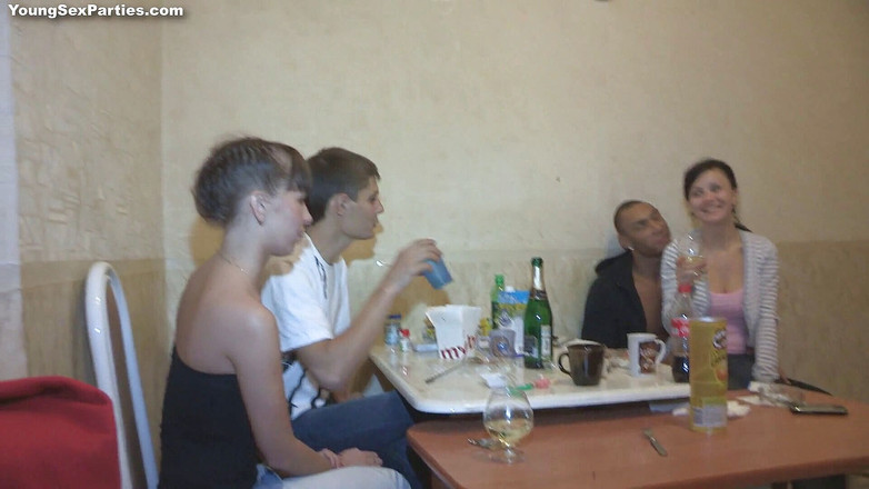 Young Sex Parties: Czarno-biali faceci pieprzą nastolatka