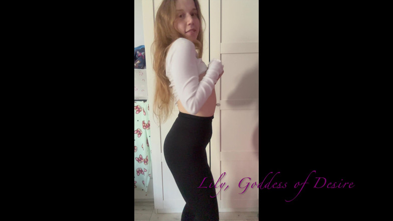 Lily, Goddess of Desire: Striptease tímida pero muy sexual