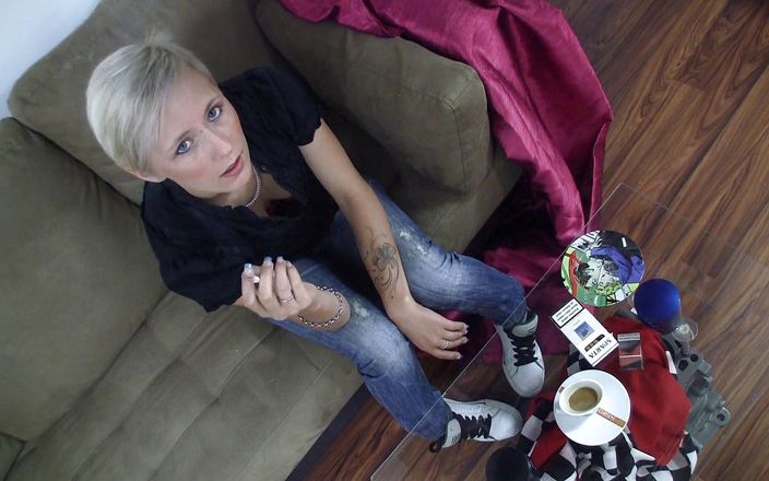 Smoke it bitch: Sladká blondýnka miluje kouření cigaret na gauči