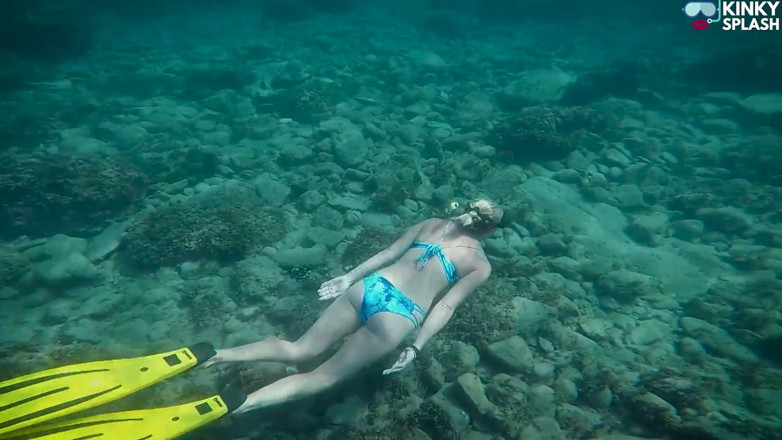 UKCuteGirl Lucy Lauren: Clignotant de plage sous l’eau - bikini, longues palmes et taquine...