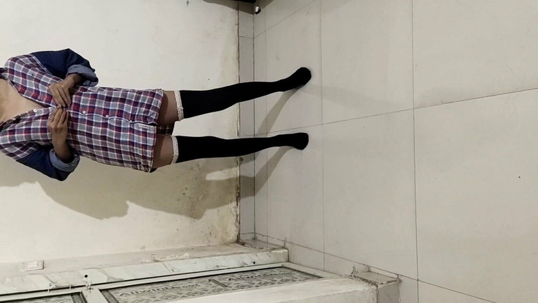 Saarabhabhi6: Gadis langsing India menari dan menelanjangi untuk pacar