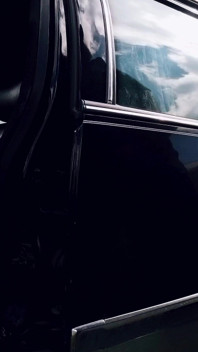Masturbando ao lado do meu carro