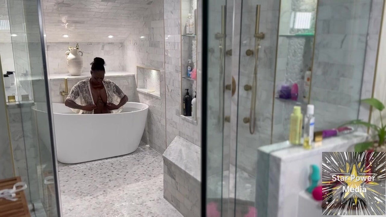 Star Power Media: Trempée sensu : la taquine coquine de Giana dans son bain