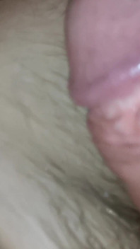 O curvă supusă oferă o muie perfectă neglijentă și un sex oral adânc în gât
